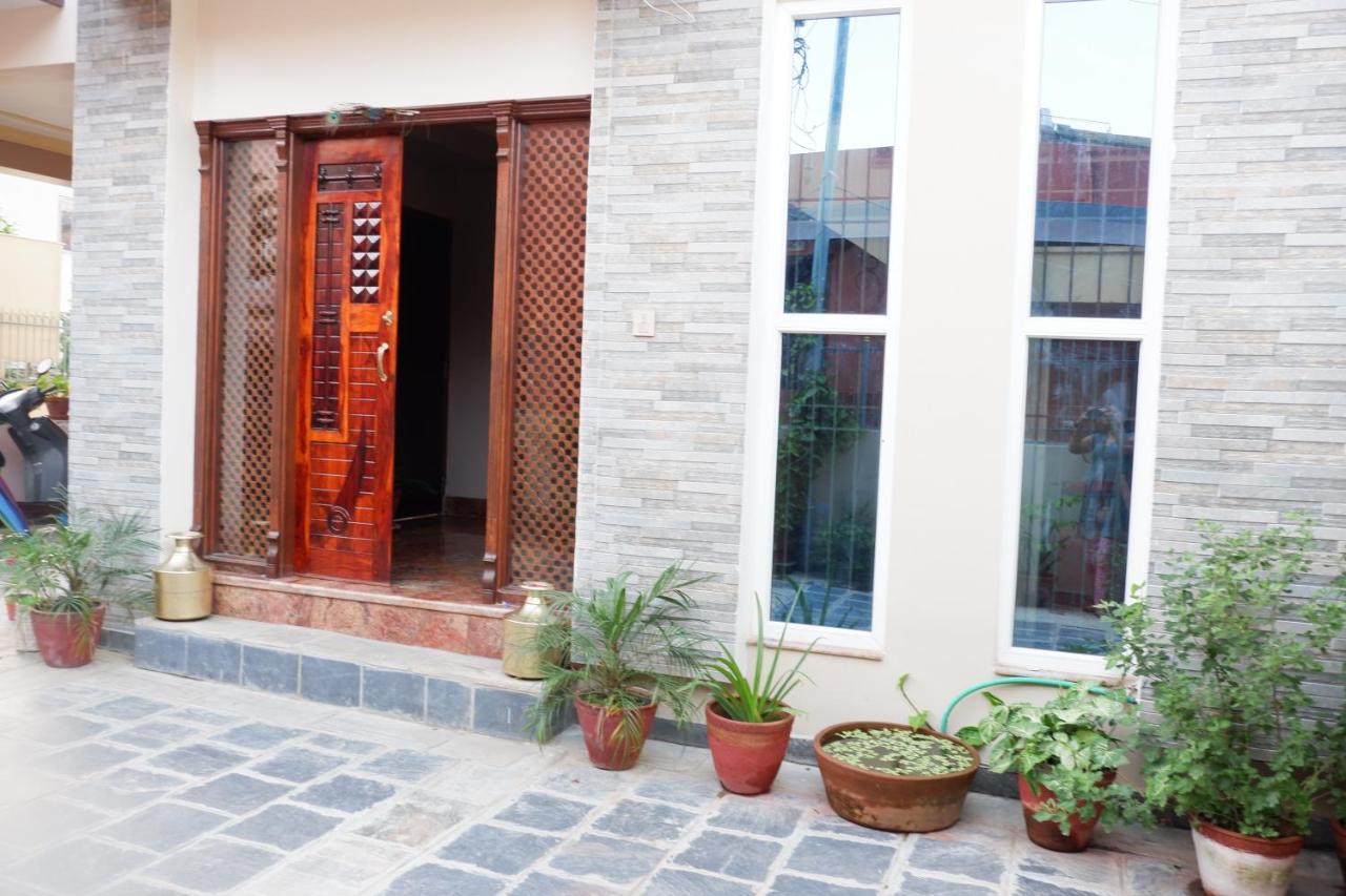 Shine Homestay Famille Francophone - Shine Home And Apartment 카트만두 외부 사진