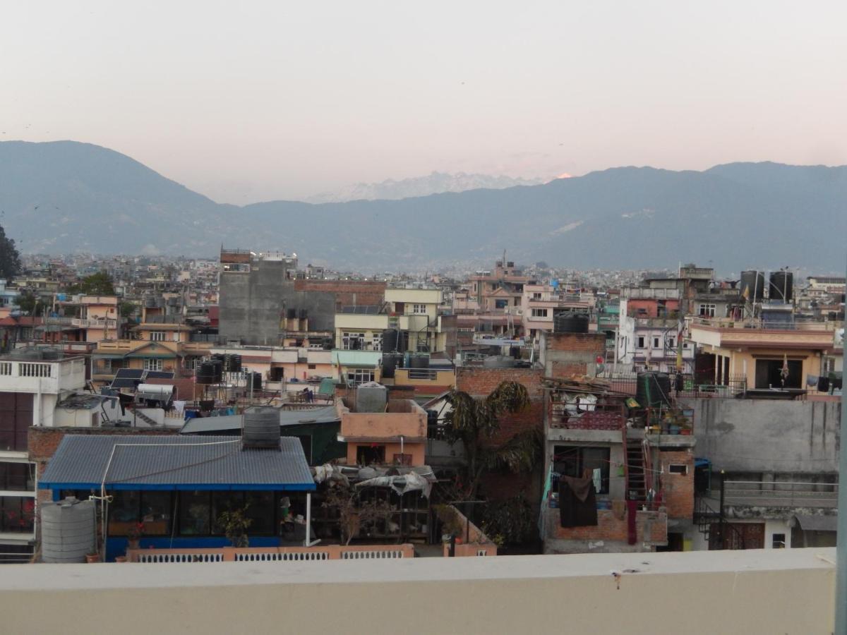 Shine Homestay Famille Francophone - Shine Home And Apartment 카트만두 외부 사진