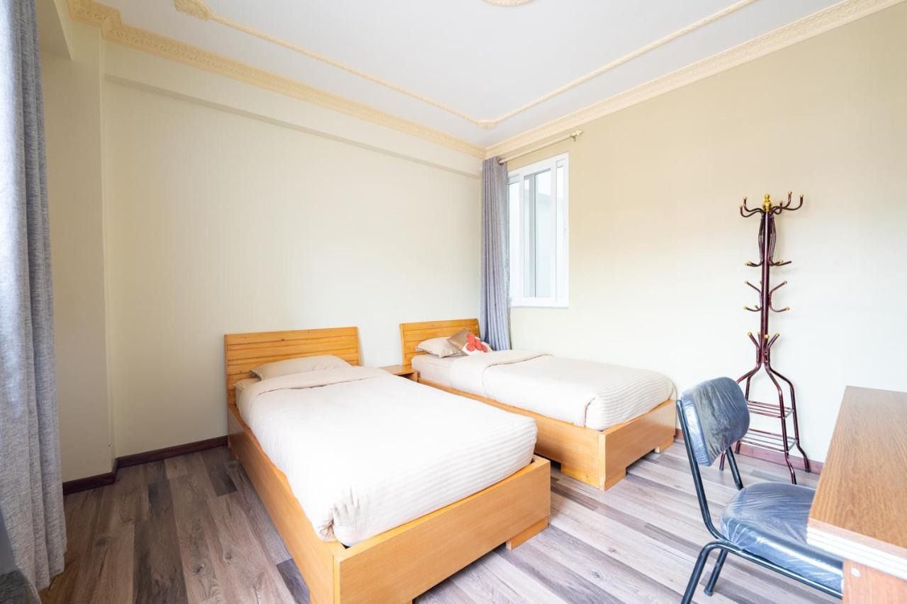 Shine Homestay Famille Francophone - Shine Home And Apartment 카트만두 외부 사진