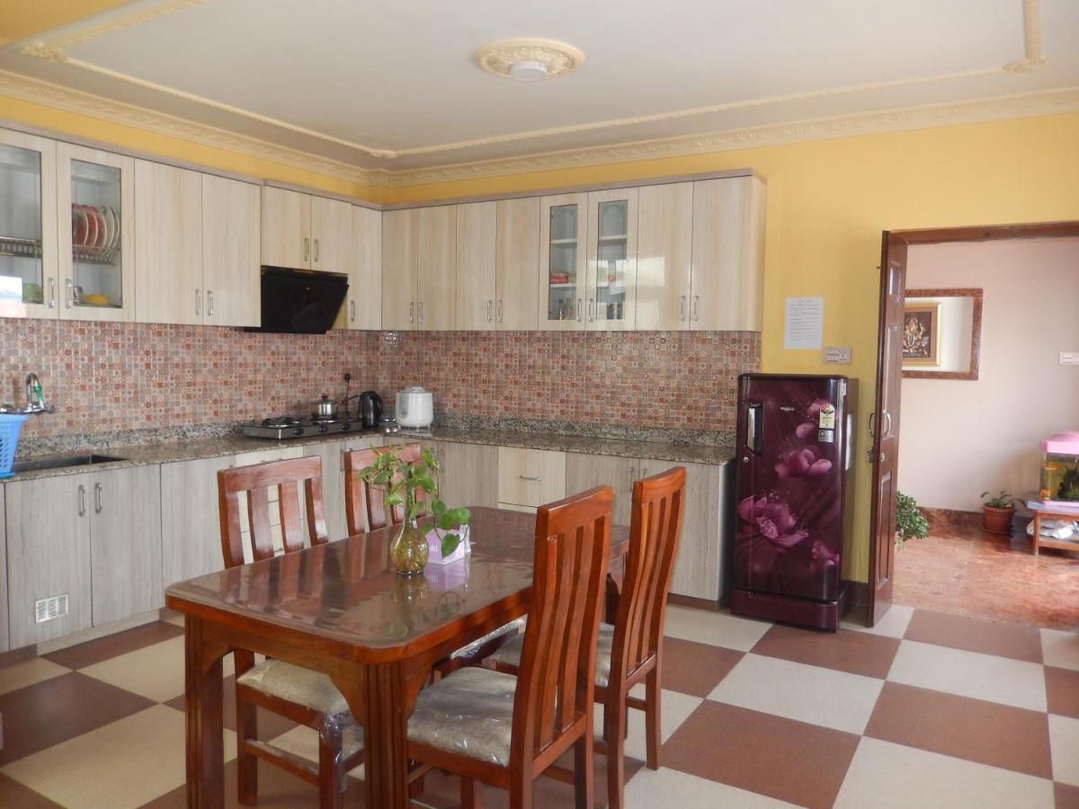 Shine Homestay Famille Francophone - Shine Home And Apartment 카트만두 외부 사진