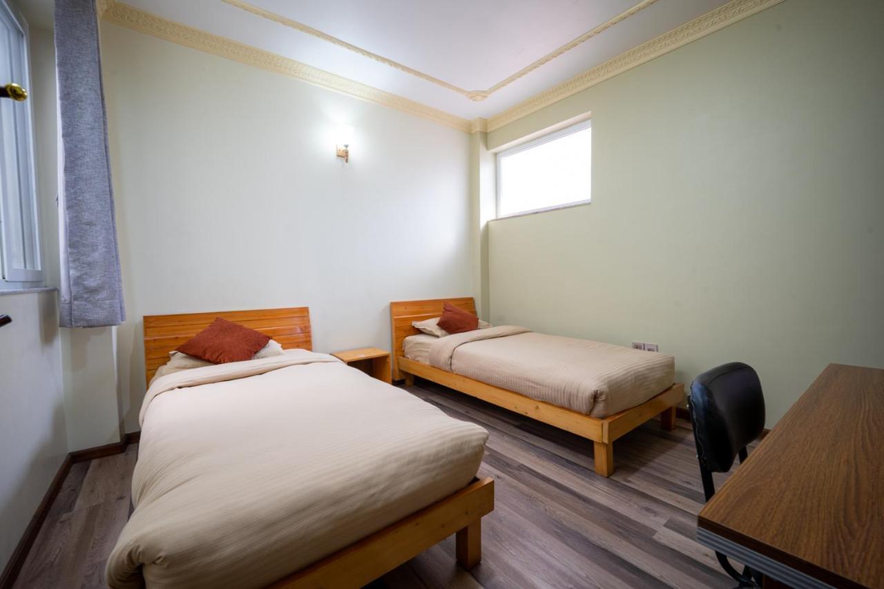 Shine Homestay Famille Francophone - Shine Home And Apartment 카트만두 외부 사진