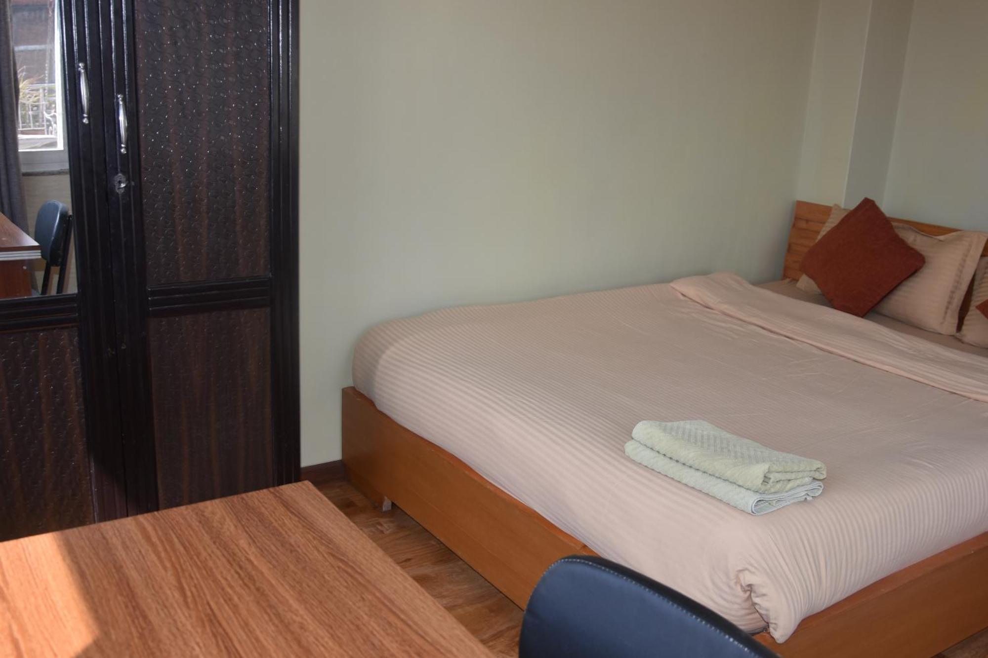 Shine Homestay Famille Francophone - Shine Home And Apartment 카트만두 외부 사진