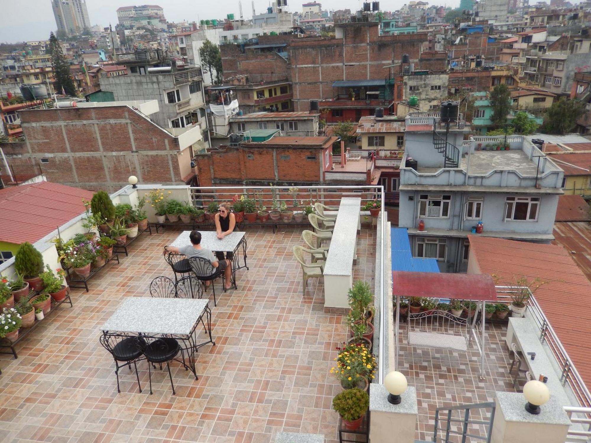 Shine Homestay Famille Francophone - Shine Home And Apartment 카트만두 외부 사진