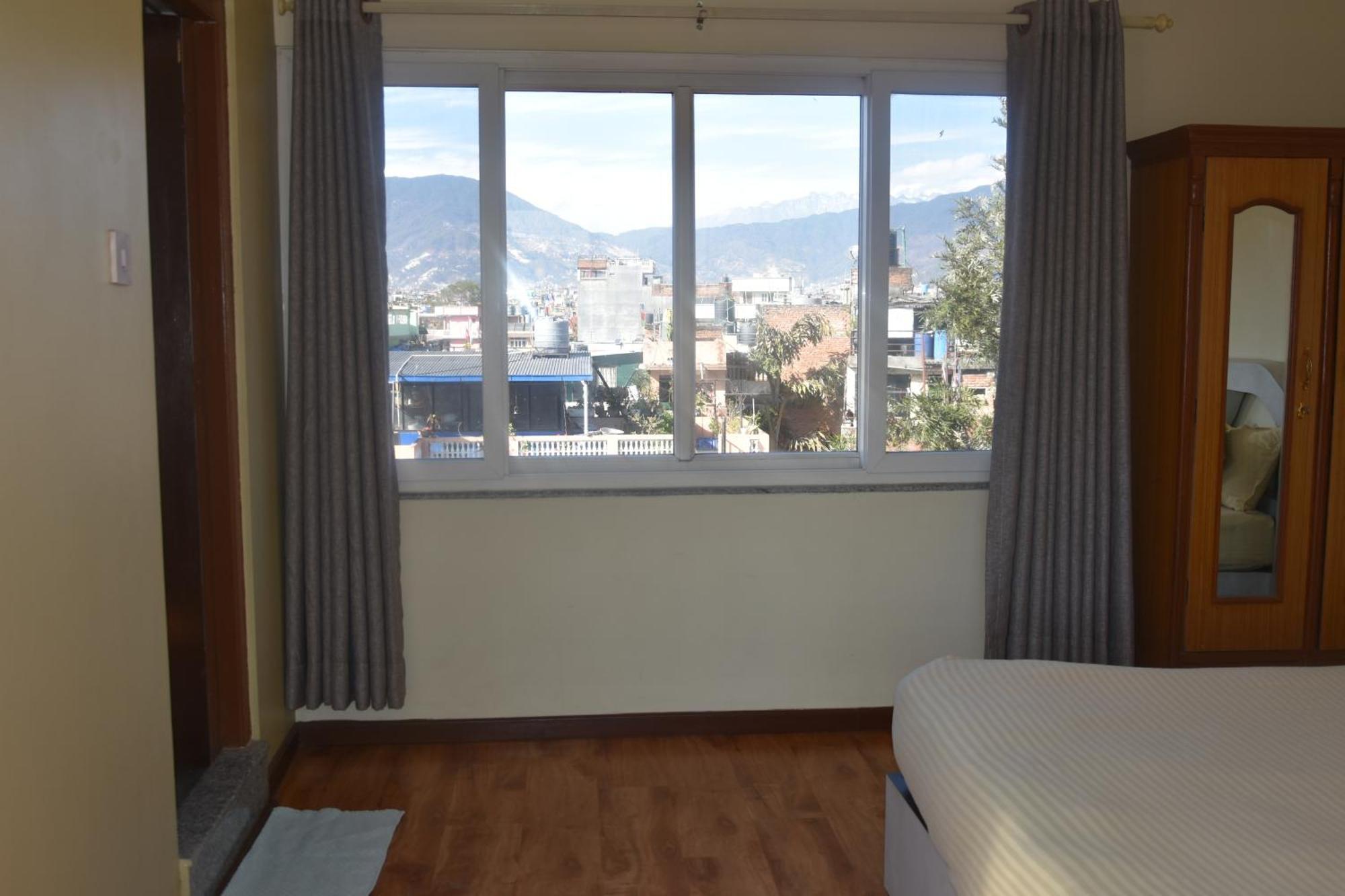 Shine Homestay Famille Francophone - Shine Home And Apartment 카트만두 외부 사진