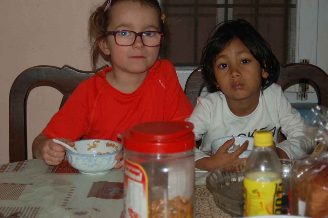Shine Homestay Famille Francophone - Shine Home And Apartment 카트만두 외부 사진